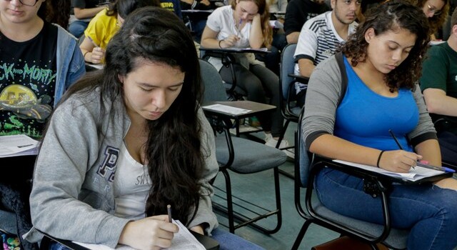 candidatos realizando prova