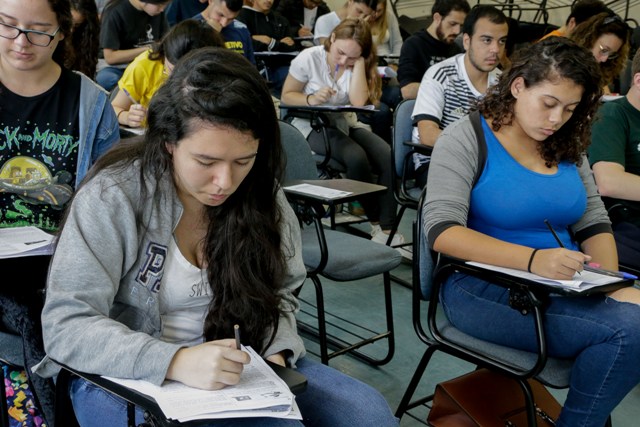 candidatos realizando prova