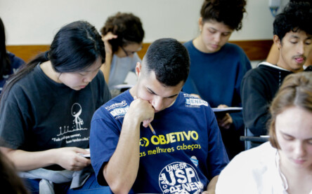 candidatos realizando prova