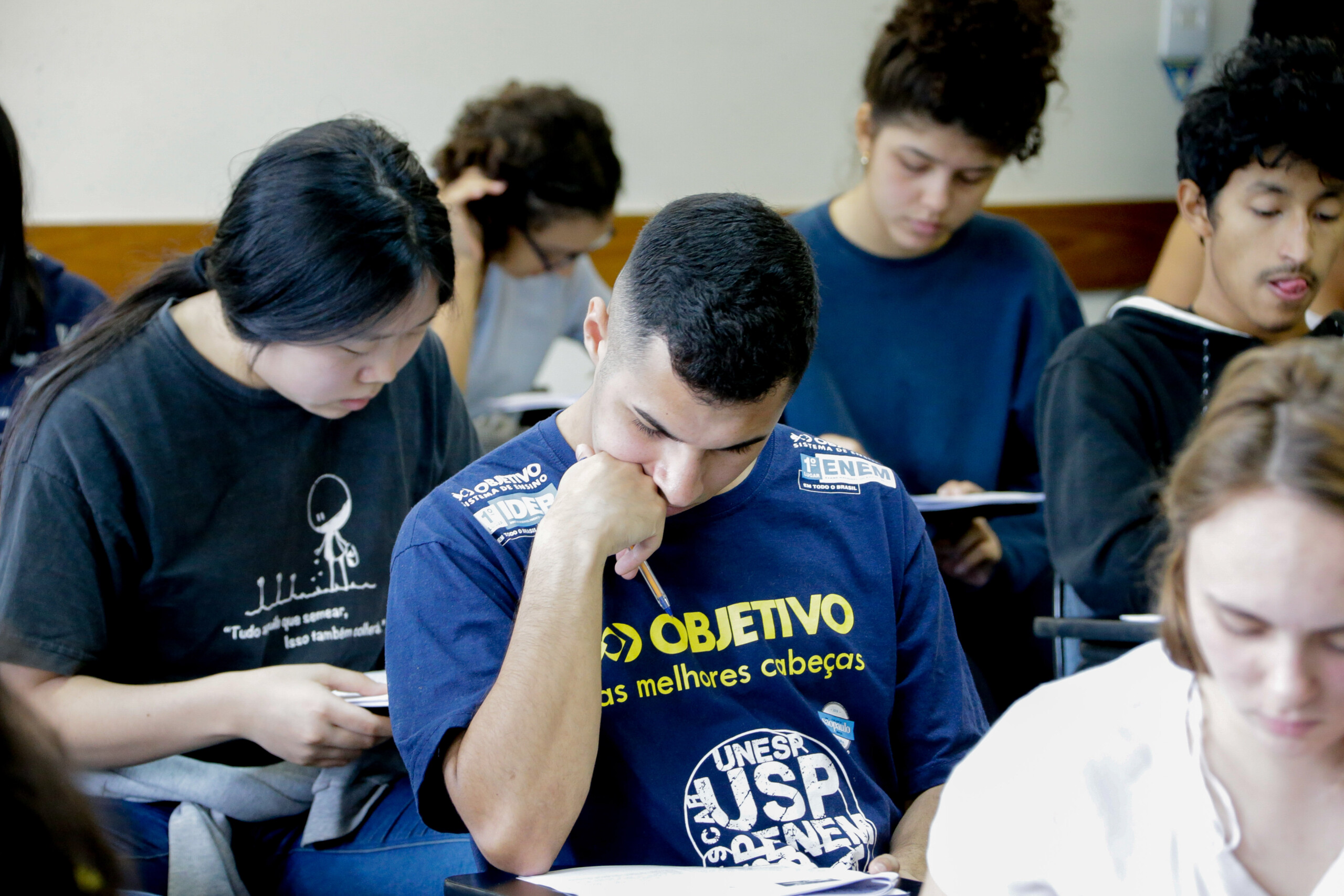 candidatos realizando prova