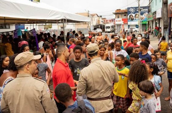 Base comunitária do George Américo promove manhã divertida para centenas de crianças