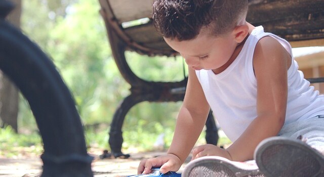 menino brincando de carrinho