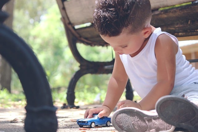 menino brincando de carrinho