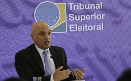 O presidente do Tribunal Superior Eleitoral, Alexandre de Moraes, comenta em coletiva de imprensa, o andamento das eleições gerais