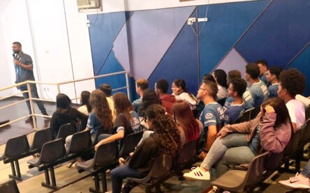 estudantes assistem palestra de orientação profissional