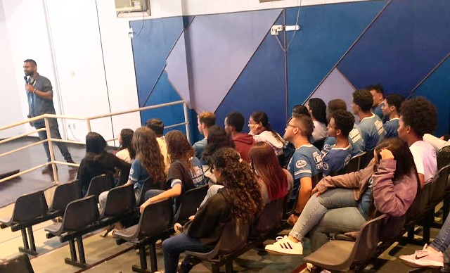 estudantes assistem palestra de orientação profissional