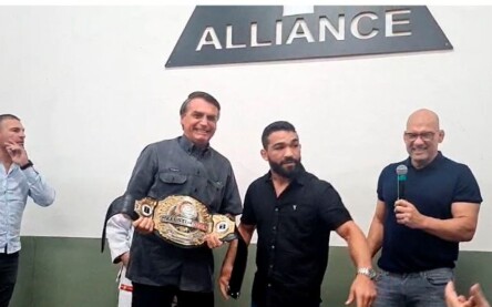O candidato à reeleição para a Presidência da República pelo PL, Jair Bolsonaro, participou hoje (21) de um encontro com lutadores de artes marciais em São Paulo. Nomes como Minotauro, José Aldo, Maurício Shogun, Wanderlei Silva e André Pederneiras estiveram presentes.