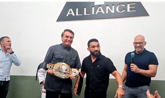 O candidato à reeleição para a Presidência da República pelo PL, Jair Bolsonaro, participou hoje (21) de um encontro com lutadores de artes marciais em São Paulo. Nomes como Minotauro, José Aldo, Maurício Shogun, Wanderlei Silva e André Pederneiras estiveram presentes.