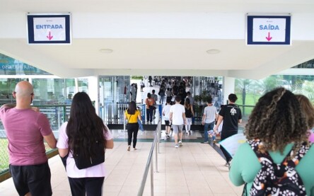 Participantes do Exame Nacional do Ensino Médio (Enem) 2021 fazem, neste domingo (28), segundo dia de avaliação, provas de matemática e de ciência da natureza.