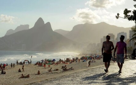 No dia mais frio do ano, cariocas e turistas vão à praia no Rio de Janeiro