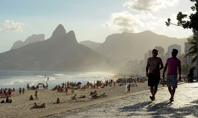 No dia mais frio do ano, cariocas e turistas vão à praia no Rio de Janeiro