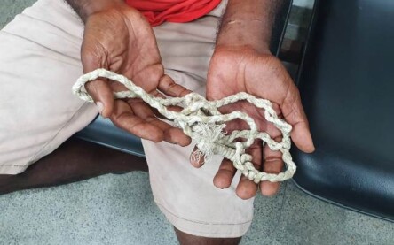 vitima de sequestro e assalto teve as mãos amarradas