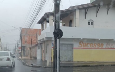 Placas de sinalização são cobertas por sacos de lixo no bairro Parque Ipê