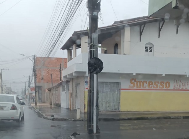 Placas de sinalização são cobertas por sacos de lixo no bairro Parque Ipê