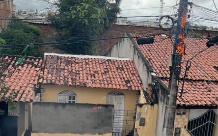 Fiações pegam fogo em postes no bairro Rua Nova
