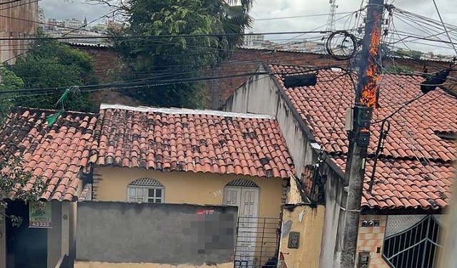 Fiações pegam fogo em postes no bairro Rua Nova