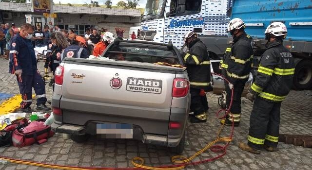 Acidente entre veículos na BR-101