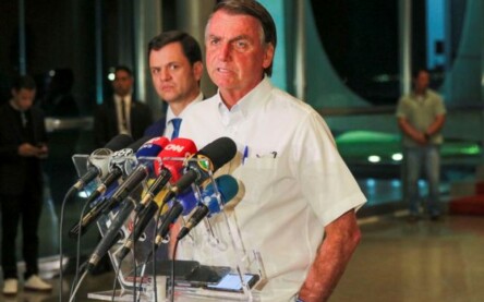 O ministro da Justiça e Segurança Pública, Anderson Torres,e o presidente da República, Jair Bolsonaro, falam à imprensa no Palácio da Alvorada
