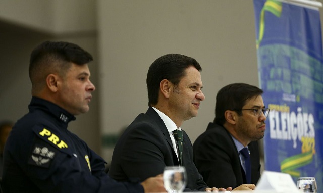 O diretor-geral da PRF, Silvinei Vasques, o ministro da Justiça e Segurança Pública, Anderson Torres, e o diretor-geral da PF, Márcio Nunes, durante entrevista coletiva sobre a Operação Eleições 2022 no segundo turno.