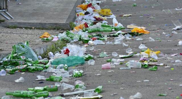 Rua São Domingos amanhece cheia de lixo após vitória do Flamengo