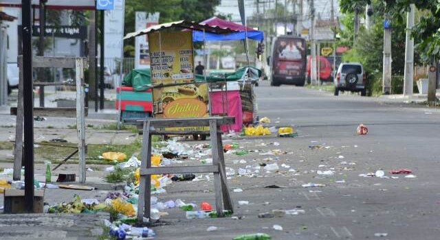 Rua São Domingos amanhece cheia de lixo após vitória do Flamengo