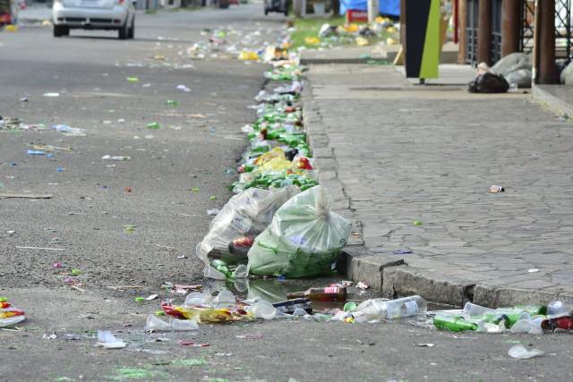 Rua São Domingos amanhece cheia de lixo após vitória do Flamengo