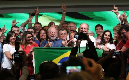 Lula discursa após vencer o segundo turno das eleições