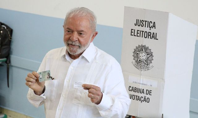 Lula na Cabina de Votação