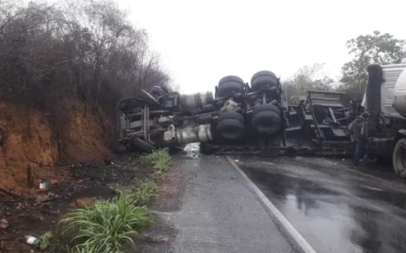 Cerca de 10 pessoas ficam feridas em acidente entre carretas e ônibus na Chapada Diamantina