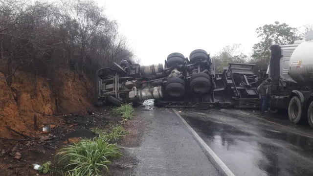 Cerca de 10 pessoas ficam feridas em acidente entre carretas e ônibus na Chapada Diamantina