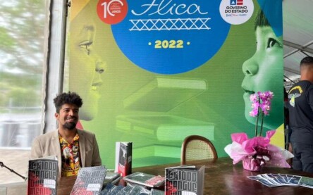 lançamento de livro do proefessor Gabriel Nascimento na flica 2022