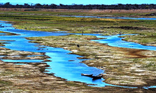 Seca expõe ruínas de cidades inundadas para a construção da barragem de Sobradinho, no fim da década de 1970