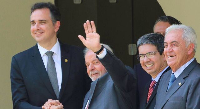 O presidente eleito, Luis Inácio Lula da Silva, acompanhado de seu vice, Geraldo Alckmin e de coordenadores da transição, posam para foto após reunião com o presidente do Senado, Rodrigo Pacheco