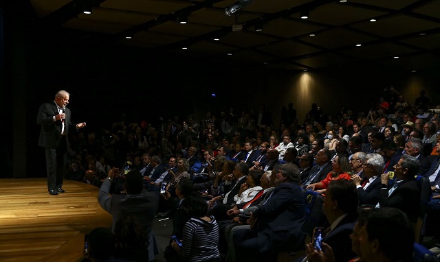 O presidente eleito, Luiz Inácio Lula da Silva, visita pela primeira vez o centro de transição no Centro Cultural Banco do Brasil (CCBB) e se reúne com parlamentares das bancadas aliadas.