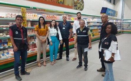 Procon fiscaliza estabelecimentos para assegurar anúncio da validade dos produtos com antecedência