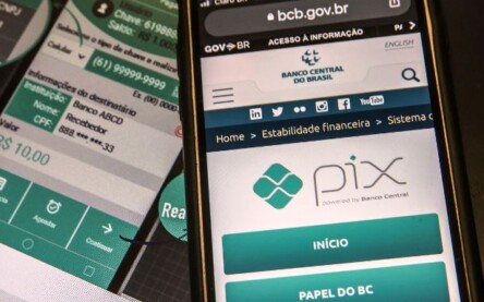 Pix é o pagamento instantâneo brasileiro. O meio de pagamento criado pelo Banco Central (BC) em que os recursos são transferidos entre contas em poucos segundos, a qualquer hora ou dia. É prático, rápido e seguro.