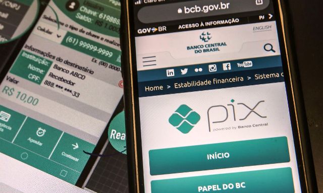 Pix é o pagamento instantâneo brasileiro. O meio de pagamento criado pelo Banco Central (BC) em que os recursos são transferidos entre contas em poucos segundos, a qualquer hora ou dia. É prático, rápido e seguro.