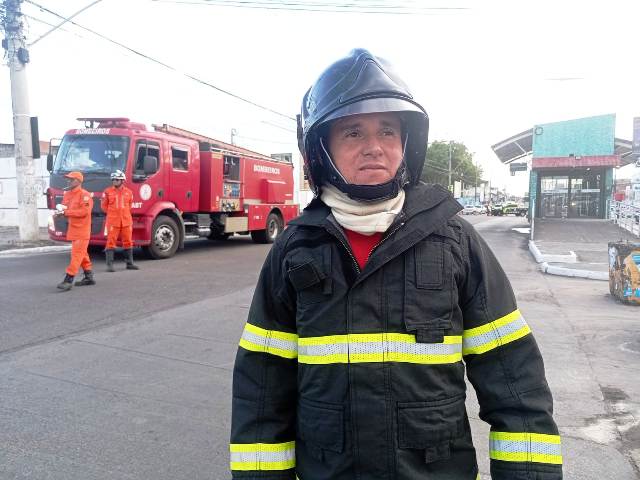 subtenente do 2º Grupamento de Bombeiro Adailton Santos 