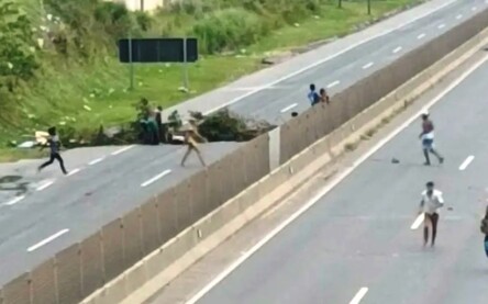 Grupo armado tenta bloquear BA-526 e atinge veículos com pedras