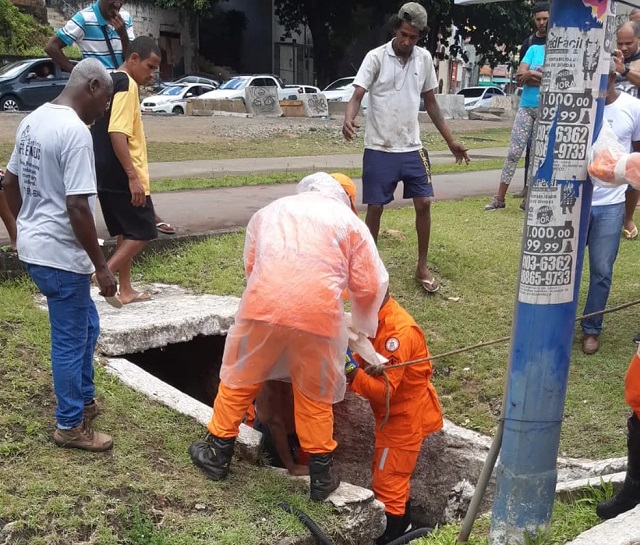 Homem é resgatado por bombeiros após ficar preso em bueiro na Bahia