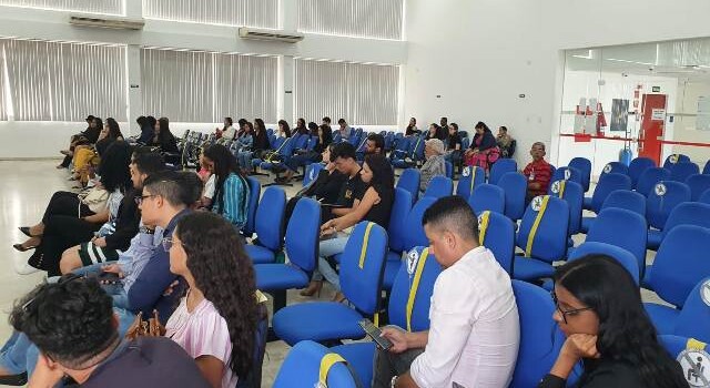estudantes de direito assistem ao júri