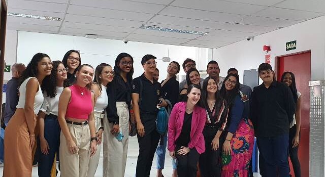 estudantes de direito assistem ao júri