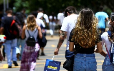 Participantes do Enem caminhando