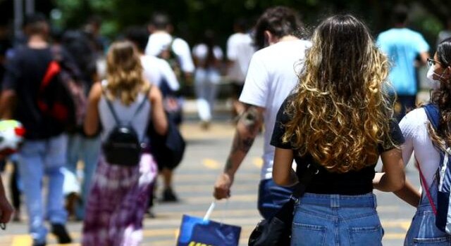 Participantes do Enem caminhando