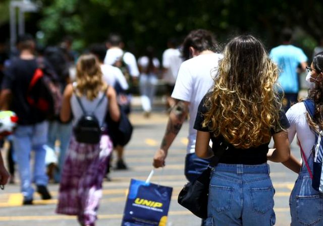 Participantes do Enem caminhando