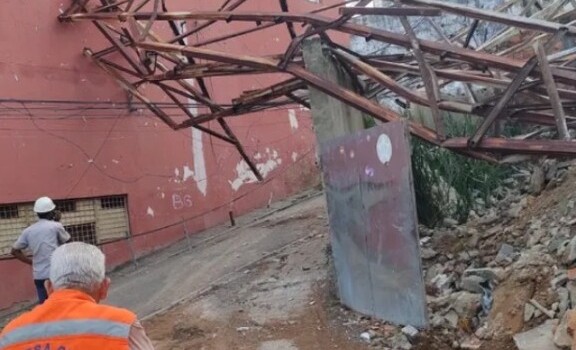 A estrutura de um casarão desabou no Cento Histórico de Salvador