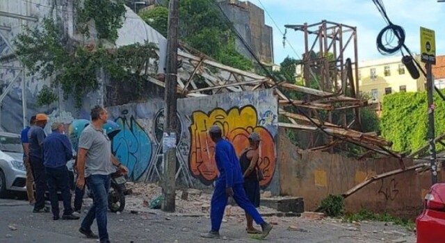 A estrutura de um casarão desabou no Cento Histórico de Salvador