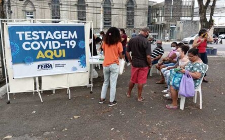 Testagem para diagnóstico da Covid-19 acontece no estacionamento da prefeitura nesta sexta (12)