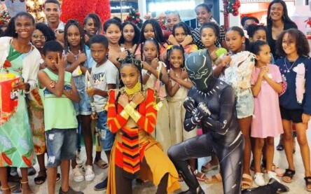 Vestida de Guerreira de Wakanda, professora de Feira de Santana leva crianças para assistirem ‘Pantera Negra’