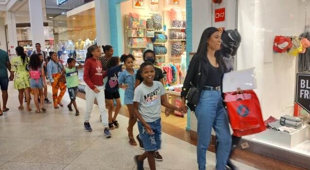 crianças no shopping